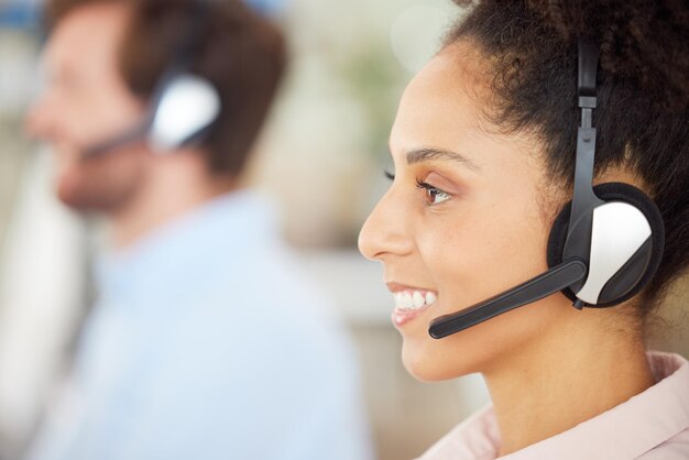 Foto call center consulenza e comunicazione con donna d'affari per il servizio clienti di telemarketing e contattaci crm di vendita e supporto tecnico con donna nera in agenzia di help desk per il networking