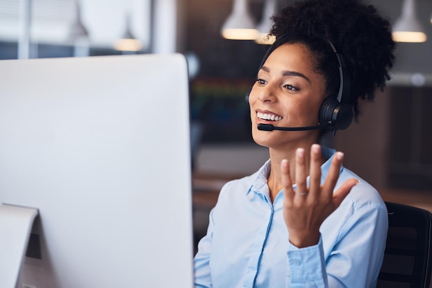 통신 사무실에서 일하는 흑인 여성 컨설턴트와 콜센터 고객 서비스 및 b2b 헤드셋을 사용하여 직장에서 여성 직원과 텔레마케팅 및 상담 문의