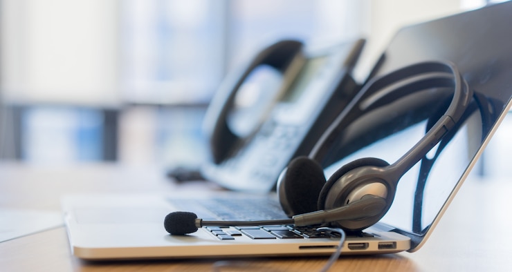 Call center headset device at telephone VOIP system