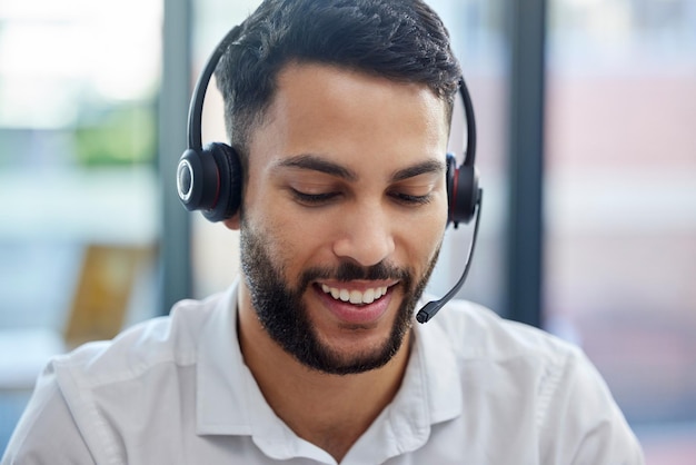 Foto call center uomo e faccia con personale di telemarketing in contatto con noi agenzia per consulenza consulente nel servizio clienti chiama operatore crm e comunicazione di assistenza clienti maschile durante la consulenza per la vendita