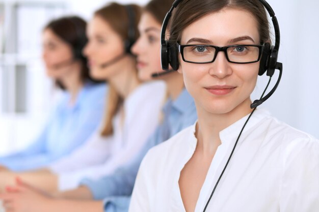 Call center operator. Jonge mooie zakenvrouw in hoofdtelefoon.