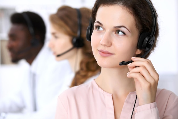 Call center operator. Jonge mooie zakenvrouw in hoofdtelefoon.