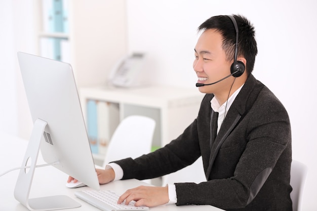 Call center operator op kantoor