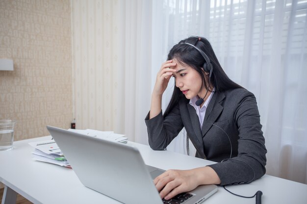 Call center operator. Stress voelen van het werk op kantoor.