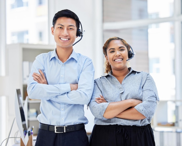 コールセンターのポートレートとチームは、テレマーケティング販売用のヘッドセットを使用してオフィスで一緒に笑顔を浮かべます顧客サービスのために腕を組む男性と女性のエージェントの多様性のある職場、またはサポートにお問い合わせください