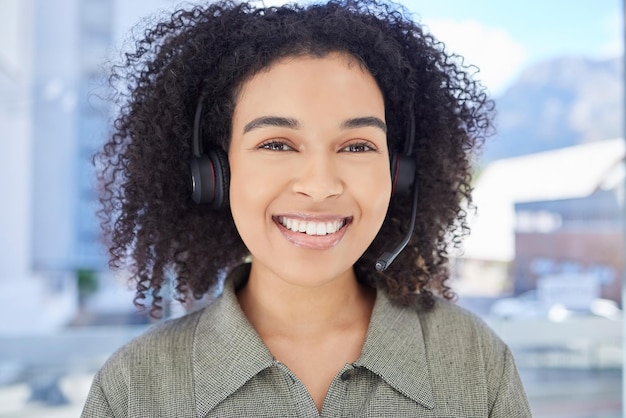 Foto sorriso del call center e ritratto di donna d'affari per consulenza al servizio clienti e supporto tecnico consulenza help desk e telemarketing con dipendente e microfono per vendite online in ufficio