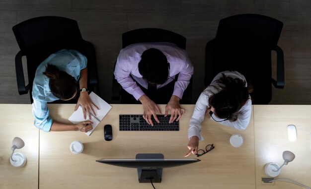 Vista dall'alto della squadra di call center che lavora