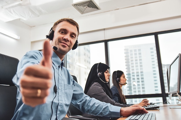 Call center con i lavoratori del team