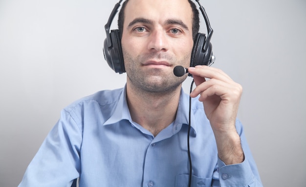 Uomo dell'operaio del call center indossa gli auricolari.