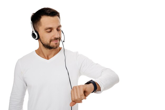 Foto lavoratore del centro telefonico uomo su sfondo bianco