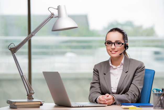 Call centreexploitant die bij haar bureau werkt