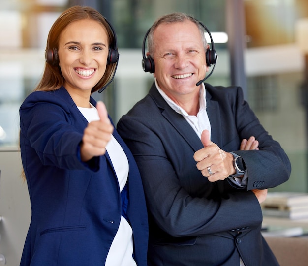 Foto callcenter duimen omhoog en mensen in portret voor telemarketing virtuele communicatie en succes als of ondersteuning dank u handen teken van corporate vrouw en ceo consultant of agent voor contact met ons