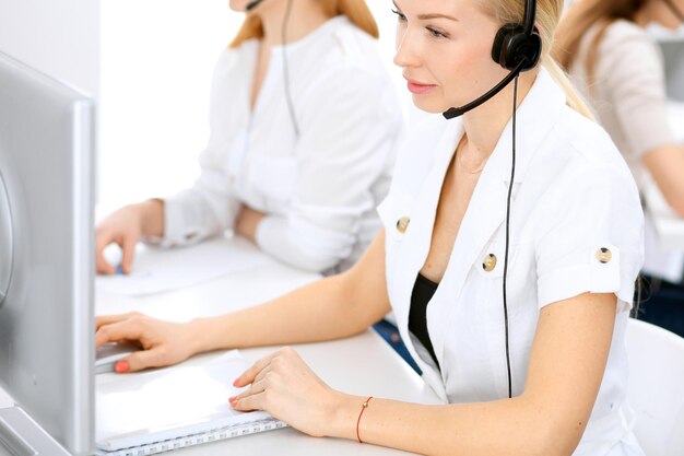 Callcenter Focus op mooie vrouw in headset