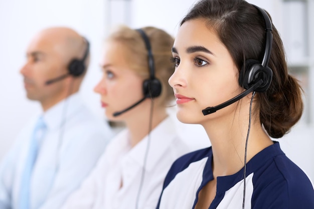 Callcenter. Focus op mooie vrouw in hoofdtelefoon.