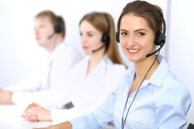 Callcenter. Focus op mooie vrouw in hoofdtelefoon.