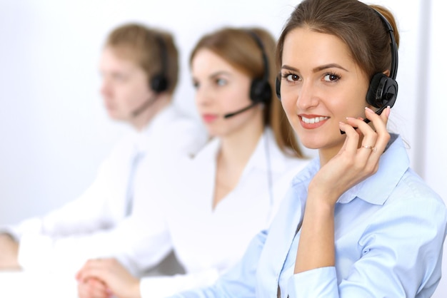 Callcenter. Focus op mooie vrouw in hoofdtelefoon.