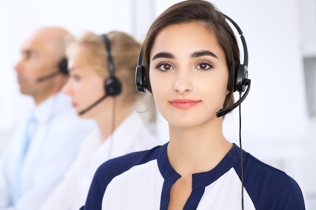 Callcenter. Focus op mooie vrouw in hoofdtelefoon.