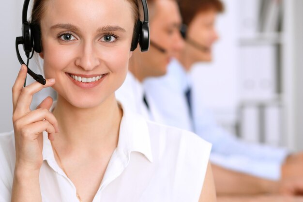 Callcenter. Focus op mooie vrouw in hoofdtelefoon.