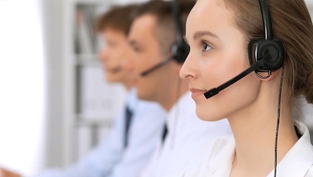 Callcenter. focus op mooie vrouw in hoofdtelefoon.