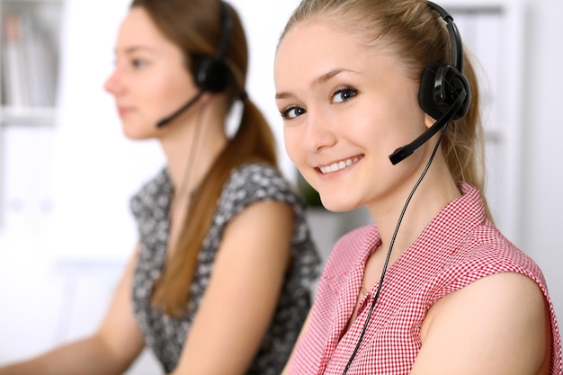 Callcenter. Focus op mooie vrouw in hoofdtelefoon.