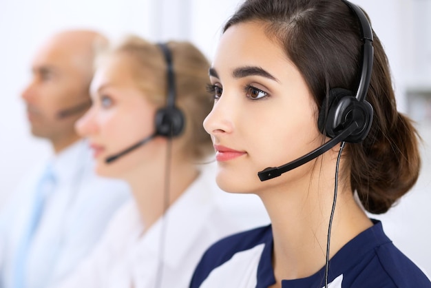 Callcenter. Focus op mooie vrouw in hoofdtelefoon.