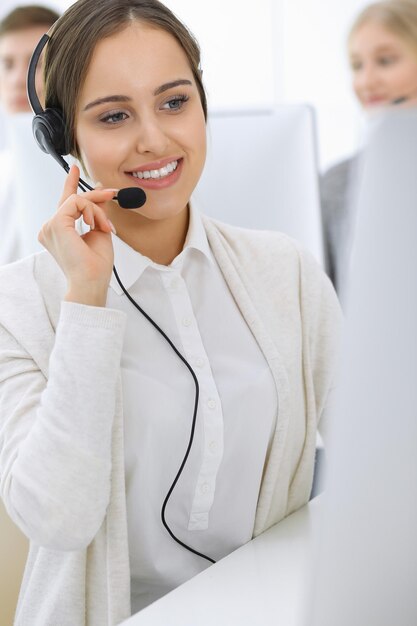 Callcenter Groep operators aan het werk Focus op mooie vrouwelijke receptioniste in headset