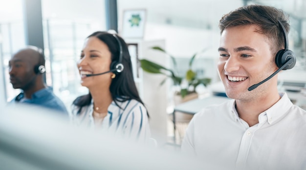 Callcenter klantenservice en blij team voor ondersteuning van crm en telemarketing op kantoor Mannen en vrouwenconsulent op pc met een glimlach voor verkoopdoel, neem contact met ons op en online advies met teamwerk