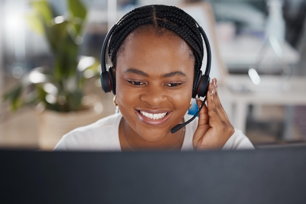 Callcenter neem contact met ons op ondersteuning en klantenservice vrouw op computer bezig met crm klantadvies Motivatie en gelukkige zwarte receptioniste telemarketing en kantoorcommunicatieadviseur