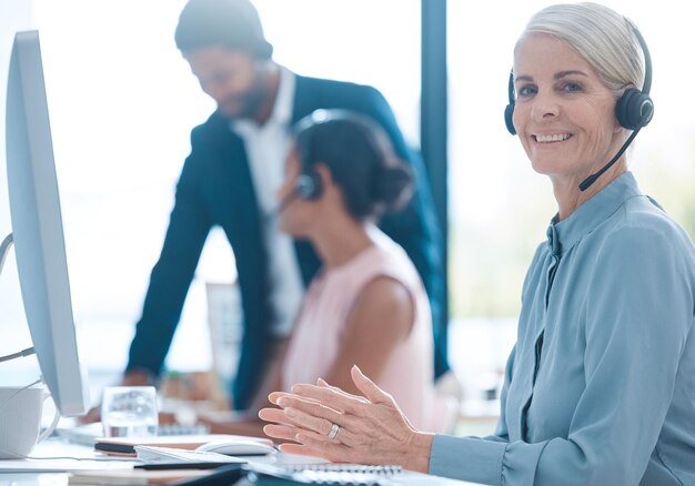 Foto callcenter neemt contact met ons op en tevreden klantenservice medewerker verzekeringsagent of verkoopadviseur bij een helpdesk smile telecom en volwassen vrouw netwerken helpen en praten in klantenservice