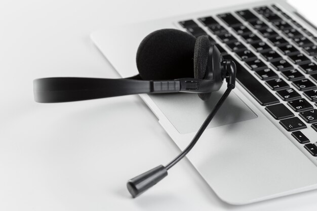 Foto callcenter ondersteuningsconcept. headset op toetsenbord computer laptop