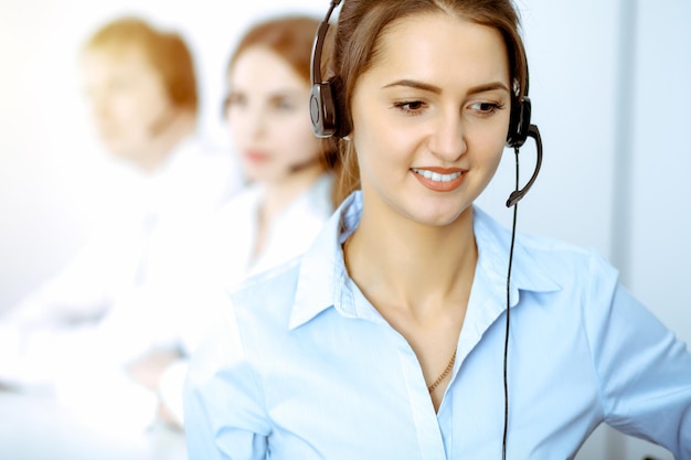 Callcenter operators. Focus op mooie zakenvrouw in hoofdtelefoon.