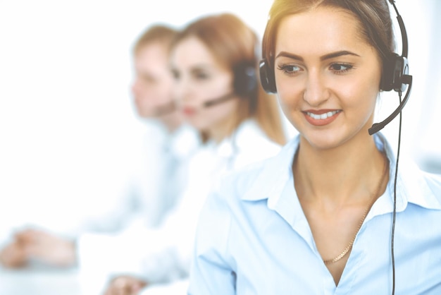 Callcenter operators. Focus op mooie zakenvrouw in hoofdtelefoon.