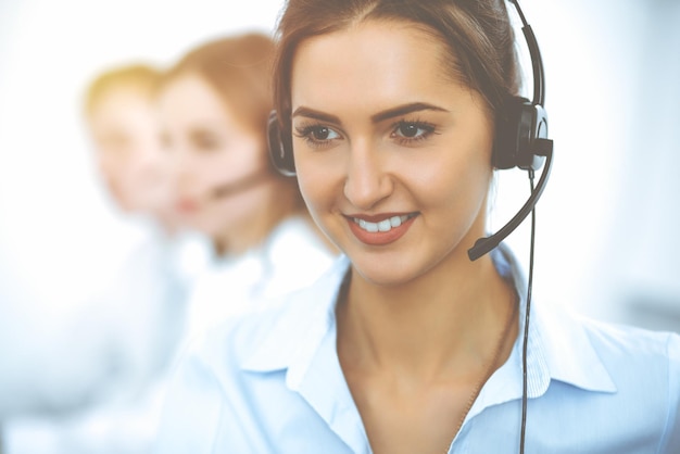 Callcenter operators. Focus op mooie zakenvrouw in hoofdtelefoon.