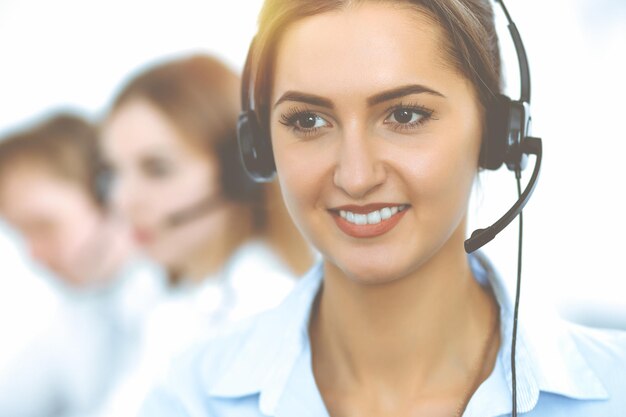 Callcenter operators. Focus op mooie zakenvrouw in hoofdtelefoon.