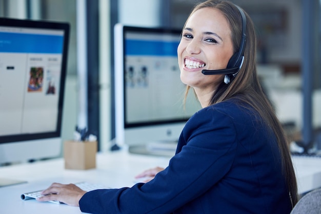 Callcenter portret en vrouw op computerscherm voor telemarketing virtuele assistent en website gebruikerservaring ondersteuning Telecom informatietechnologie en gezicht van gelukkige zakelijke werknemer aan bureau