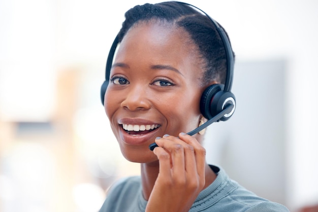 Callcenter-portretheadset of gelukkige zwarte vrouw in communicatie bij telecomklantenservice Mic-glimlach of vriendelijke Afrikaanse verkoopagent die spreekt of praat in de helpdesk voor technische ondersteuning