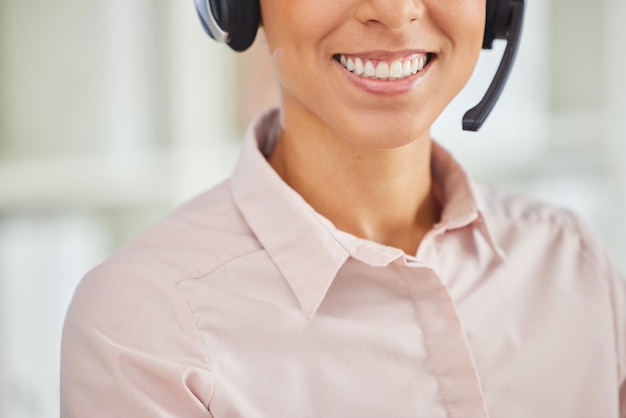 Callcenter zwarte vrouw en glimlach van crm-klantenservice en neem contact met ons op Medewerker Marketingconsulent klantenondersteuning en gelukkige werknemer met headset doet webhulpadvieswerk en service