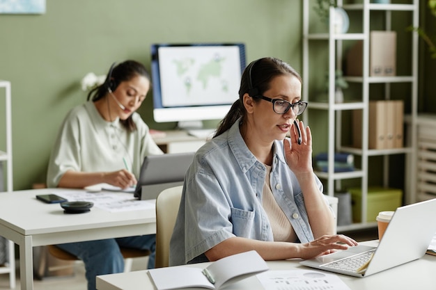 Callcenteragent met headset die werkt aan de ondersteuningshotline