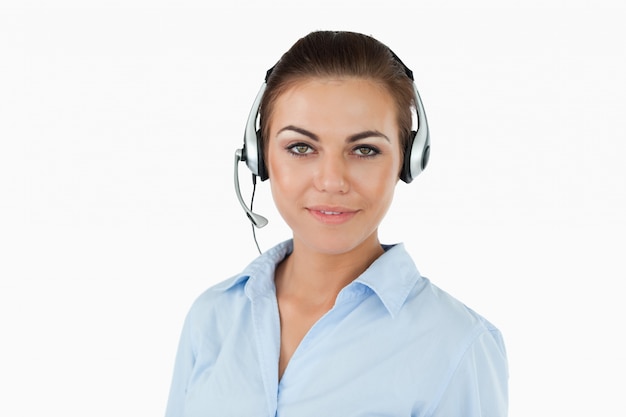 Callcentermedewerker met headset ingeschakeld