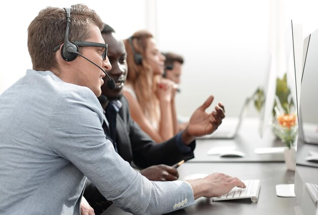 Callcentermedewerkers praten aan zijn bureaufoto met kopieerruimte