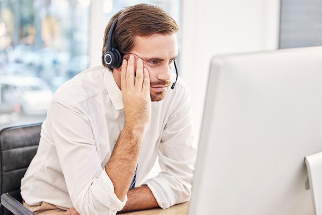 Callcenterstress en trieste zakenman met burn-out door fout op computer 404 glitch and fail Vermoeide verkoopadviseur werkt aan desktop pc-probleem en telemarketingfout vermoeidheid en crisis