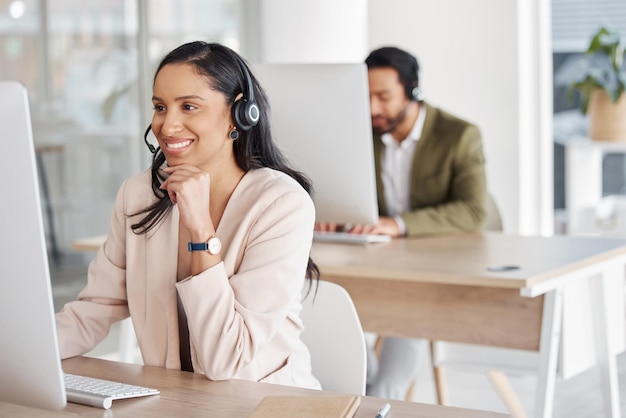 Foto callcentervrouw en teamadvies voor crm-telemarketing en klantenservice met een glimlach tevreden personeelsbestand en vrouwelijke adviseur op kantoor voor online hulp, ondersteuning faq of neem contact met ons op voor advies