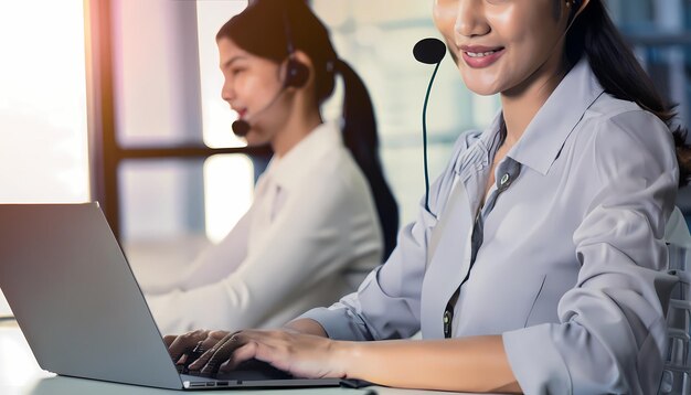 Callcentervrouwen glimlachten terwijl ze beleefd werkten en service verleenden