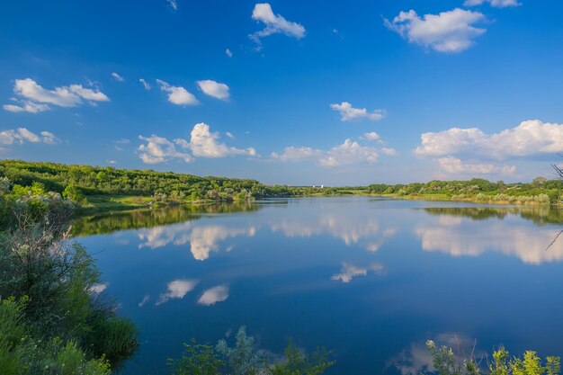 湖のある穏やかな美しい田園風景