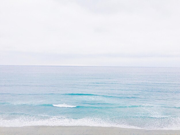 写真 静かな青い海と空