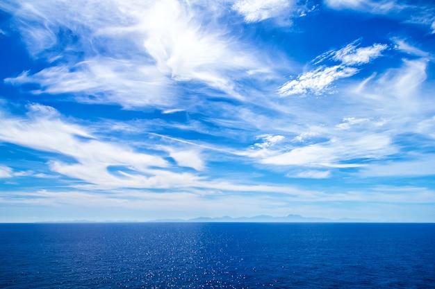 Acqua di mare blu calmo e orizzonte del cielo