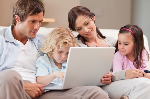 Famiglia calma utilizzando un computer portatile