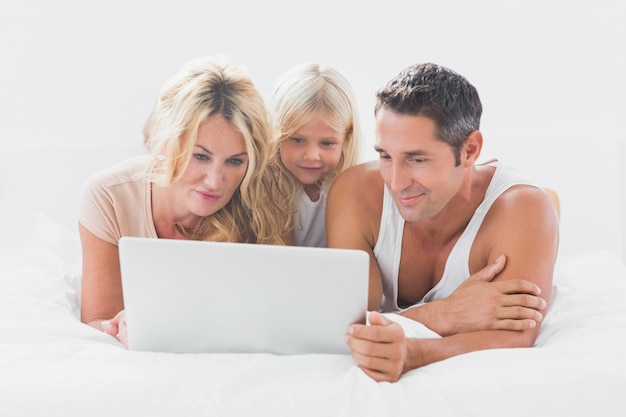 Photo calm family using together a laptop