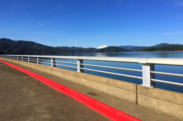 Foto lago calmo contro un cielo blu limpido