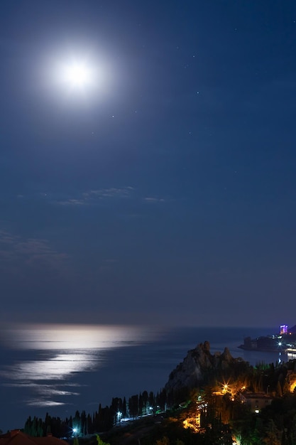 写真 海岸海の都市の穏やかな夜景